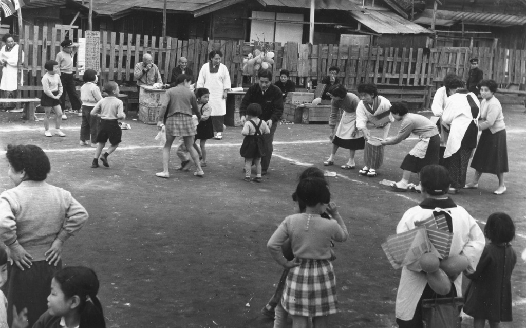 昭和30年代のみどり公園で「上町子ども会の運動会」